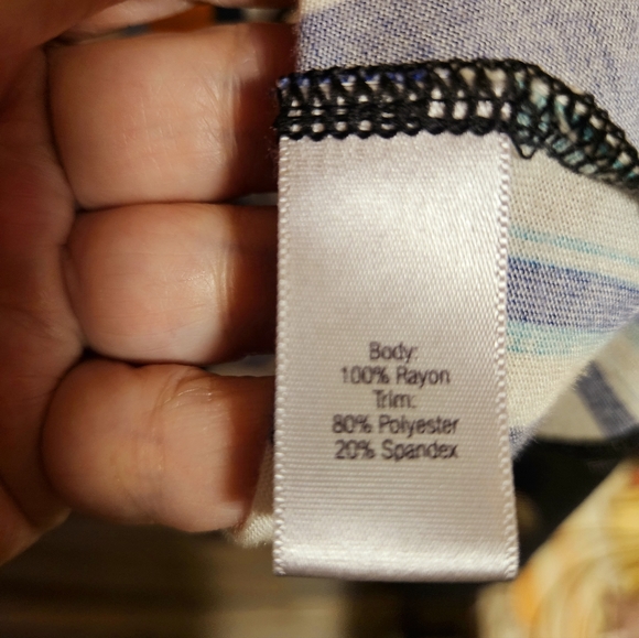 Jennifer Lopez sleeveless top - Picture 6 of 8